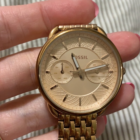 Women’s Fossil Watch - Picture 2 of 5